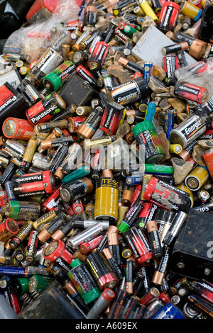 Des piles de piles prêt pour le recyclage dans un dépôt dans le Black Country West Midlands England UK Banque D'Images