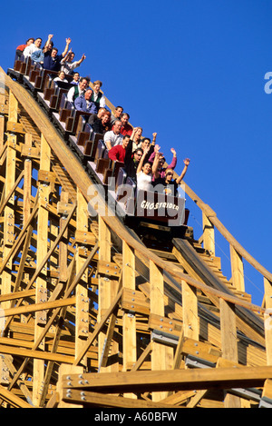 Les gens de la circonscription thrash Ghostrider roller coaster à Knotts Berry Farm en Californie Banque D'Images