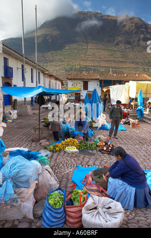 Jour de marché dans la Vallée Sacrée Pisac carrés nr Cusco Pérou Banque D'Images