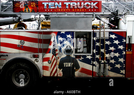 Camion à incendie avec drapeau américain peint à la mémoire de l'attaque du World Trade Center, New York, USA. Banque D'Images