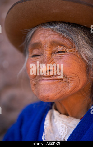 Vieille Femme dans le square Pisac Vallée Sacrée nr Cusco Pérou Banque D'Images