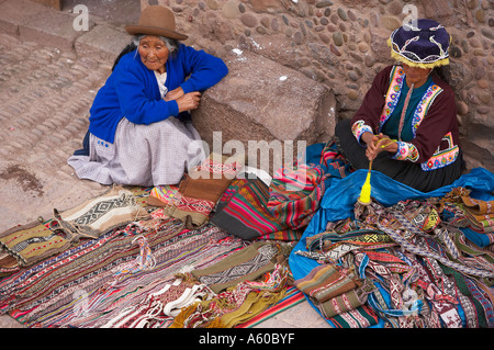 Textiles tissage des femmes sur la place de la Vallée Sacrée Pisac nr Cusco Pérou Banque D'Images