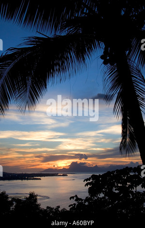 Vue de Moorea au coucher du soleil prises à partir de l'île de Tahiti Banque D'Images