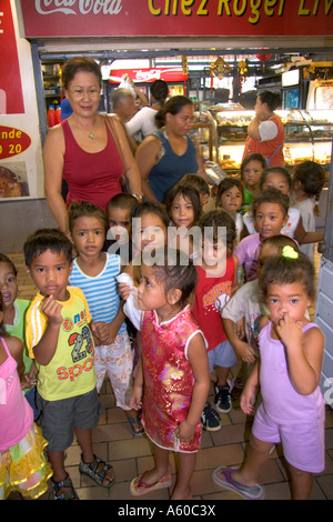 Un groupe de jeunes enfants de l'école visitez le marché de Papeete sur l'île de Tahiti Banque D'Images