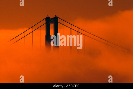 La Californie San Francisco Vue aérienne de Golden Gate Bridge tower enveloppé dans le brouillard Banque D'Images