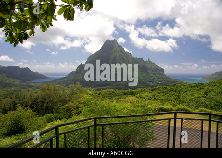 Une vue de la baie de Cook sur le droit et la baie d'Opunohu, sur la gauche du Belvédère sur l'île de Moorea Banque D'Images