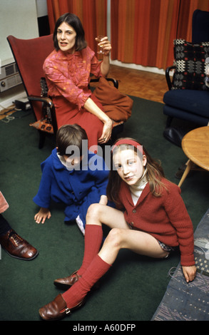 Photo de famille historique se prélasser dans leur salle de séjour dans les années 1960 Banque D'Images