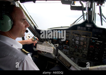 Pilote d'un avion Twin Otter aux commandes dans le cockpit Banque D'Images