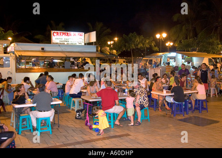 Des repas en plein air dans une plaza entre roulotte à l'alimentation cars Papeete sur l'île de Tahiti Banque D'Images