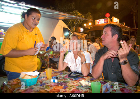 Coin repas extérieur à un plaza à Papeete sur l'île de Tahiti Banque D'Images