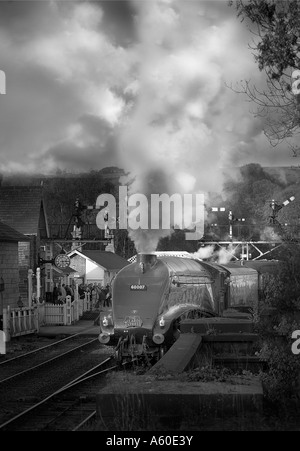 LNER Classe A4 Pacifique 4 6 2 Sir Nigel Gresley laissant Goathland North York Moors Railway l'Angleterre que les experts express Banque D'Images