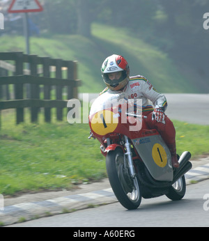 Giacomo Agostini 15 fois champion du monde de motocyclisme mondiale sur les trois cylindres 500cc MV Agusta sur laquelle il a gagné son de nombreux championnats du monde. Banque D'Images