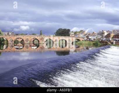 dh Devorgilla Bridge DUMFRIES GALLOWAY ECOSSE pont en pierre multiple De l'autre côté de la rivière Nith Banque D'Images