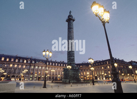 PARIS France, scène de rue vide, 'place de Vendôme' avec 'colonne Grande Armee' Grand Army Column scène de rue nocturne lampe de luxe Shopping Banque D'Images