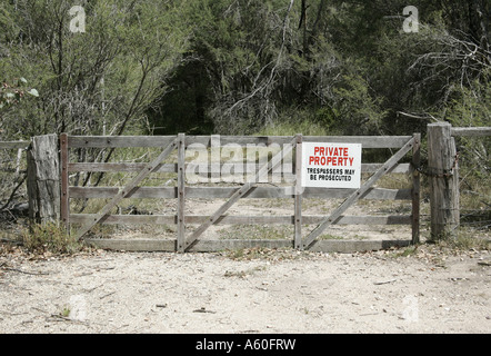 La propriété privée signe sur une vieille ferme en Australie. Banque D'Images