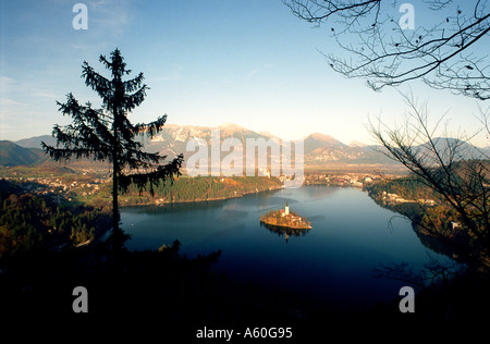 Vue panoramique sur le lac de Bled et à l'automne de l'île de la Slovénie orientale Banque D'Images