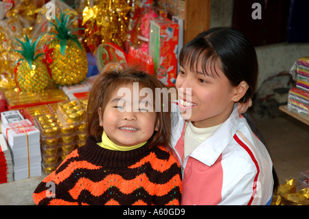 Les habitants de Hanoi dans le vieux quartier Vietnam Asie du Sud Est Vietmamese oriental orient Banque D'Images