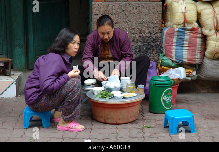 Scène de rue à Hanoi le vieux quartier Vietnam l'Asie du sud-oriental orient Banque D'Images