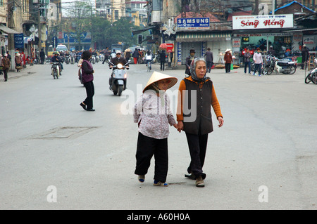 Scène de rue général Vietnam Hanoi Old Quarter de l'Asie du sud-vietnamien. Deux vieilles dames. Banque D'Images