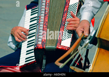 Close up horizontal des hommes âgés à l'accordéon et de la contrebasse dans un groupe jouant de la musique folklorique traditionnelle polonaise. Banque D'Images