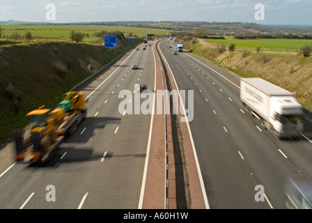 Grand angle horizontal vue aérienne de l'accélération du trafic le long de l'autoroute M4 par une belle journée ensoleillée - avec effet de flou. Banque D'Images