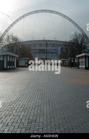 Grand angle vertical du nouveau stade de Wembley et c'est l'arche de façon distinctive olympique sur un jour d'hiver gris. Banque D'Images