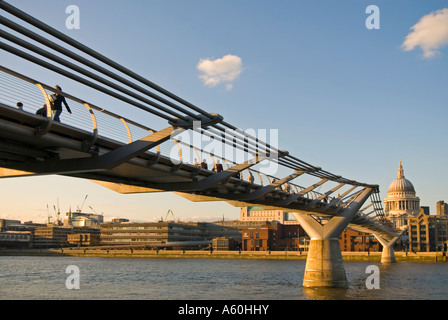 Grand angle horizontal du Millennium Bridge et de la cathédrale St Paul sur la Tamise sur une soirée ensoleillée. Banque D'Images