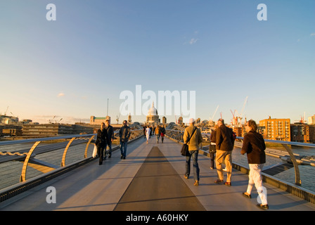 Grand angle de visualisation horizontal du Millennium Bridge sur la Tamise et la cathédrale de St Paul, en une soirée ensoleillée. Banque D'Images