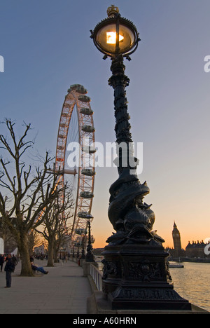 La ville verticale de coucher de soleil sur la Tamise à partir de la 'Reine' à pied sur la rive sud avec le "London Eye" à l'arrière-plan. Banque D'Images