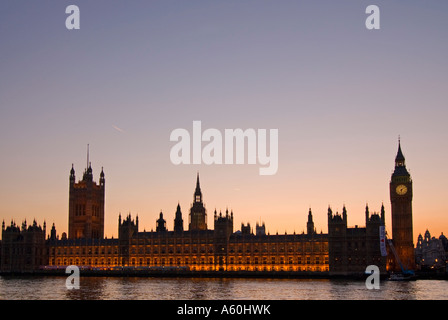Grand angle horizontal de Big Ben et les chambres du Parlement sur la Tamise au coucher du soleil. Banque D'Images
