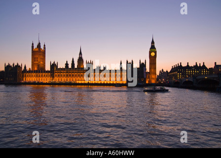 Grand angle horizontal de Big Ben et les chambres du Parlement sur la Tamise au coucher du soleil. Banque D'Images