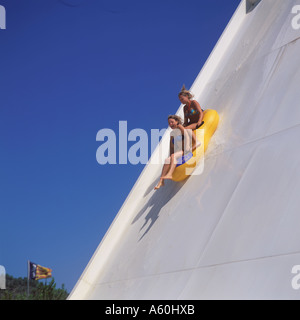 Scène à Aqualand Parc Aventure d'eau toboggan Boomerang Magaluf Espagne Baléares Majorque Calvià SW 11 Août 2004 Nouveau modèle Banque D'Images