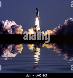 Le lancement de la navette spatiale Endeavour, la NASA au Centre spatial Kennedy, Floride, USA Banque D'Images