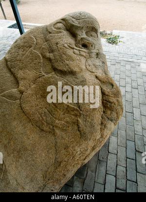 Mausolée Maoling près de Xian, Shaanxi Province, China. La sculpture sur pierre ancienne de l'homme ours lutte date de la dynastie des Han de l'Ouest Banque D'Images