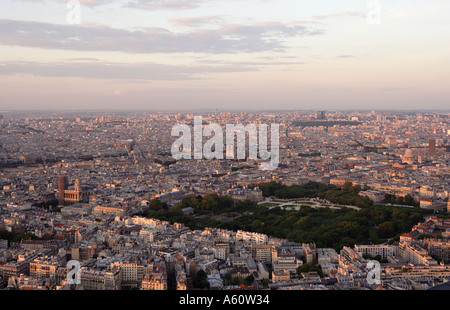 Vue aérienne de Paris au coucher du soleil avec le Jardin et Palais du Luxembourg dans l'avant-plan et Saint Sulpice à gauche Paris Banque D'Images