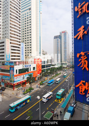 Centre-ville de Shenzhen, province de Guangdong, en Chine. Jiablin Street dans le quartier de Lowu. Panglin Hotel, centre, s'élève à partir de la scène de rue Banque D'Images