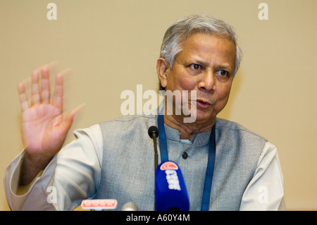 Le professeur Muhammad Yunus, lauréat du Prix Nobel et le Directeur exécutif de la banque Grameen Banque D'Images
