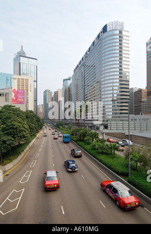 L'île de Hong Kong, Chine. L'est sur le trafic le long de Harcourt Rd. vers Hong Kong centre administratif dans le quartier de Wan Chai Banque D'Images