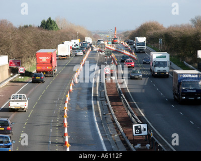 Cônes de circulation contra Flow et panneau de limitation de vitesse sur la route principale à deux voies A12 sur les travaux routiers d'infrastructure de contournement d'Ingatestone Essex Angleterre Royaume-Uni Banque D'Images