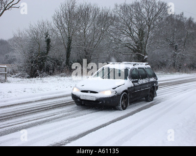 Scène de paysage météo hivernale conduisant le long de la route rurale non traitée après la récente chute de neige Brentwood campagne dans Essex Angleterre Royaume-Uni Banque D'Images