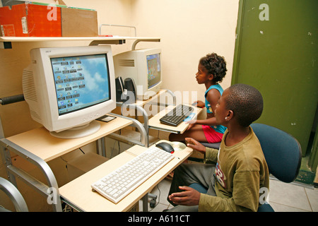 Les juges Painet1758 Namibie ordinateurs enfants de nombreux orphelins du sida séropositif bernard nordkamp centre jeunesse noire katatura Banque D'Images