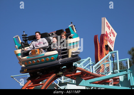 Famille sur Primeval Whirl fairground ride, Animal Kingdom, Orlando, Floride, USA Banque D'Images