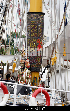 Statue sur le pont du navire indonésien de Waruci Banque D'Images