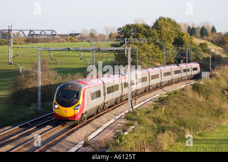 Trains pendulaires Pendolino Classe 390 électrique avec une vierge de la côte ouest près de Blisworth dans le Northamptonshire Banque D'Images