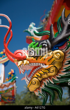 Récemment peint sculpté sculpté en bois doré chinois peint mythologique naga serpent asiatique à tête de dragon art au Temple chinois Phuket sud de la Thaïlande Banque D'Images