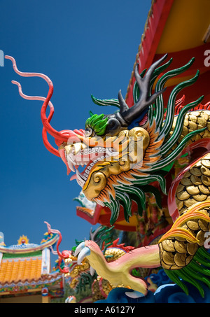 Récemment peint sculpté sculpté en bois doré chinois peint mythologique naga serpent asiatique à tête de dragon art au Temple chinois Phuket sud de la Thaïlande Banque D'Images