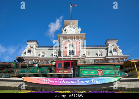 Train à vapeur et des chemins de fer office à l'entrée du Magic Kingdom, Disney World, Orlando, Floride, USA Banque D'Images