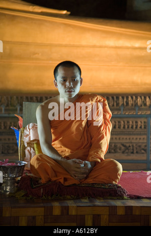 Moine assis en robe safran au Wat Sukannakuha ou Tiger Temple province de Krabi en Thaïlande, Asie. Banque D'Images