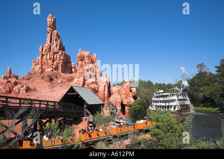 Big Thunder Mountain Railroad ride, Liberty Belle à aubes, Magic Kingdom, Disney World, Orlando, Floride, USA Banque D'Images