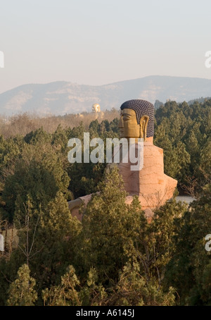 Statues géantes sur Thousand Buddha Mountain, Qianfo Shan, sur le bord de Jinan City, Shandong Province, China Banque D'Images